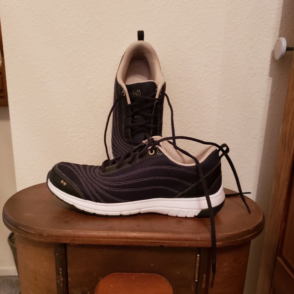 RYKA size 8 black nylon tennis shoes